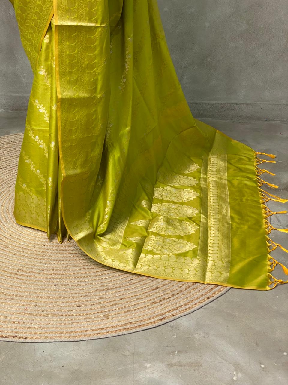 Parrot green banarasi silk saree - PIH32