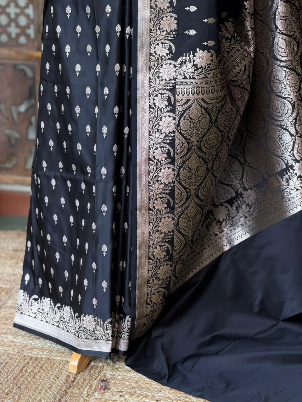 Black zatin Banarasi silk saree - RAZ1II