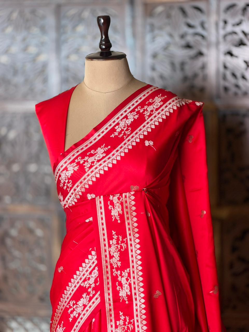 Red zatin Banarasi silk saree - RAZ1IC