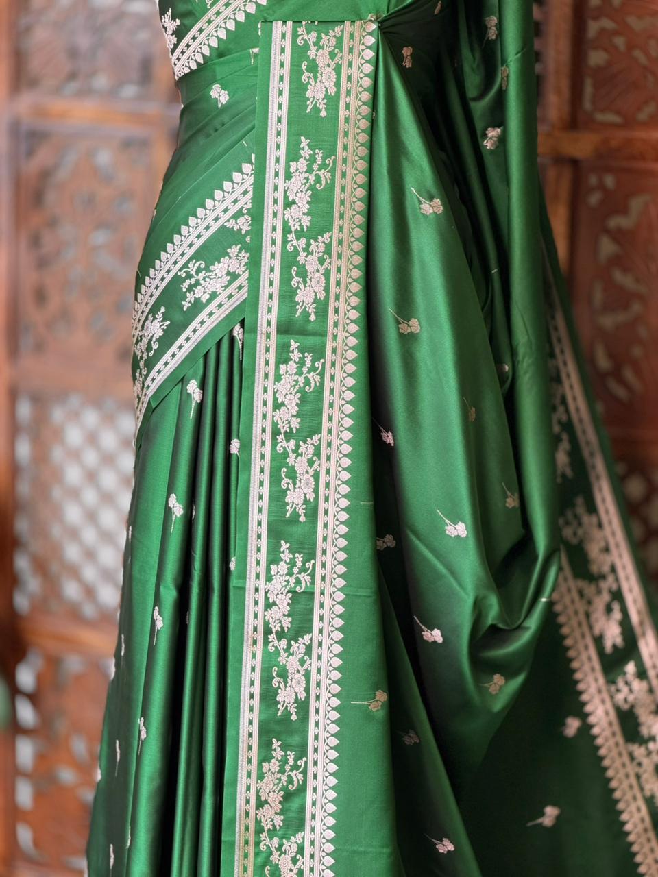 Green zatin Banarasi silk saree - RAZ1IE
