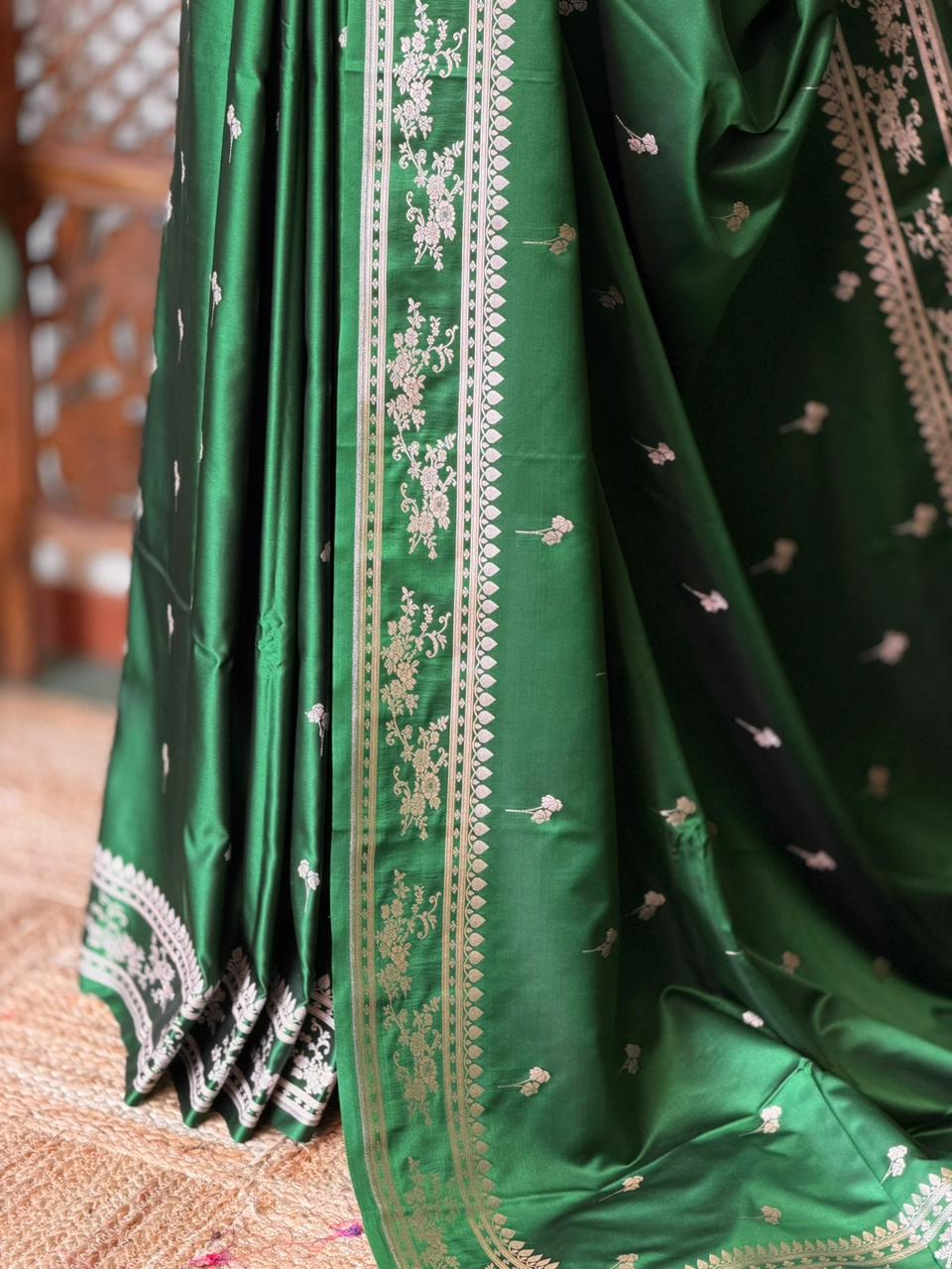 Green zatin Banarasi silk saree - RAZ1IE
