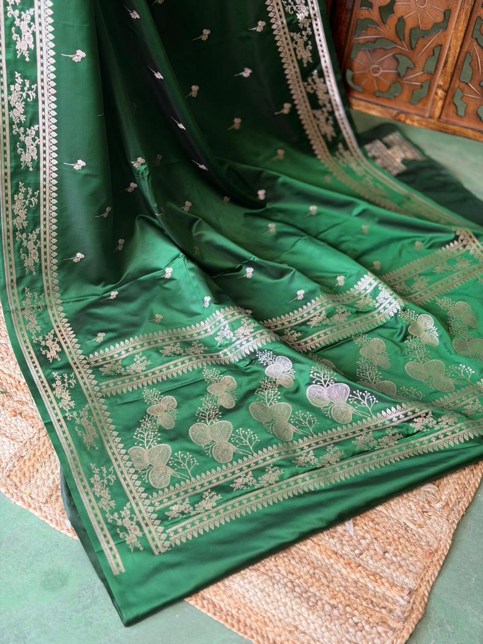 Green zatin Banarasi silk saree - RAZ1IE