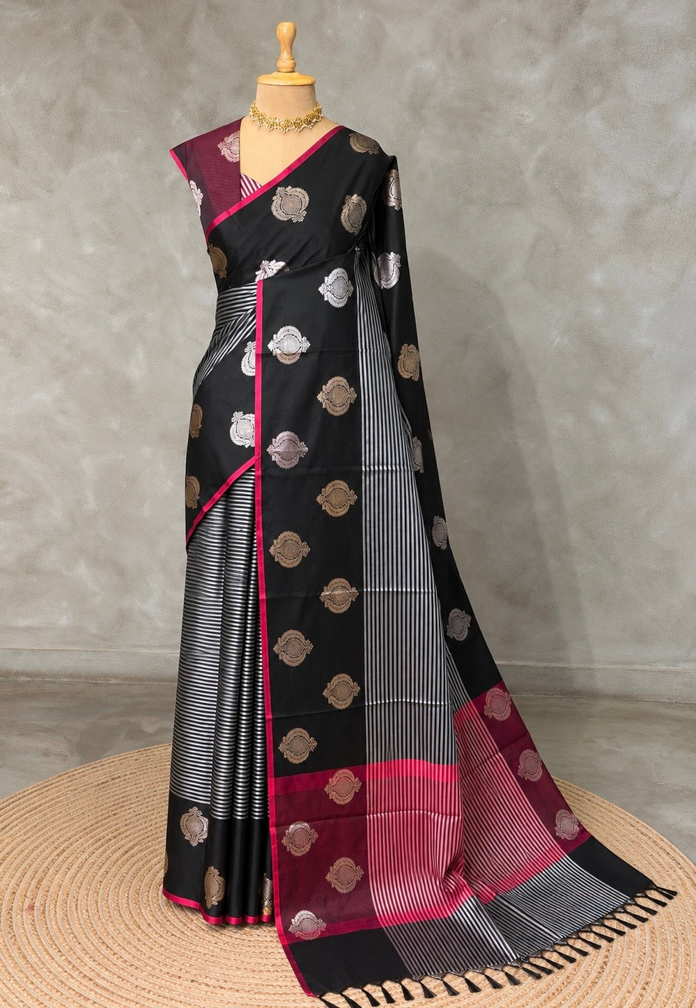 Black semi banarasi Saree - PIH107