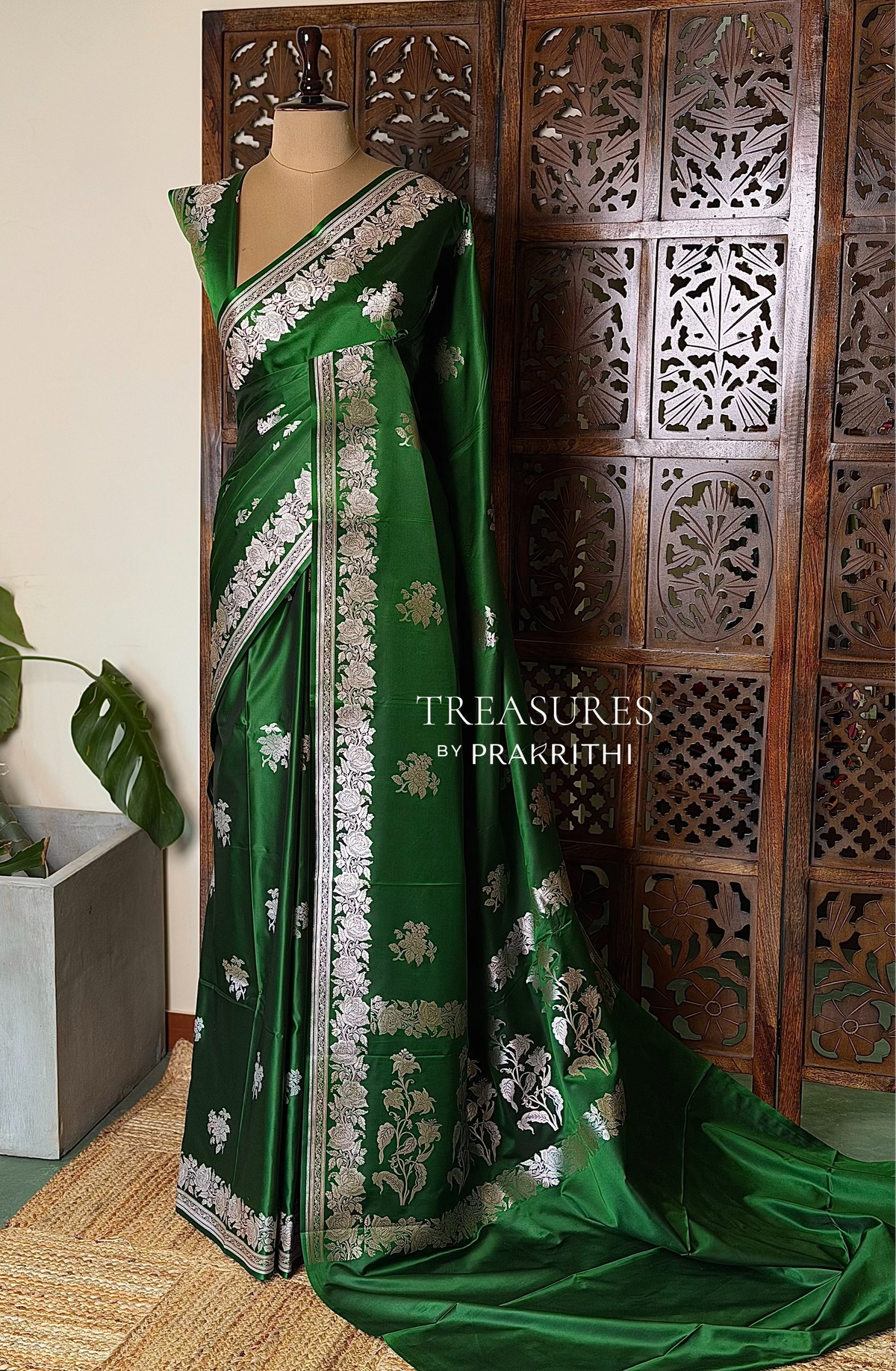 Dark Green pure zatin Banarasi silk saree - RAZ1F