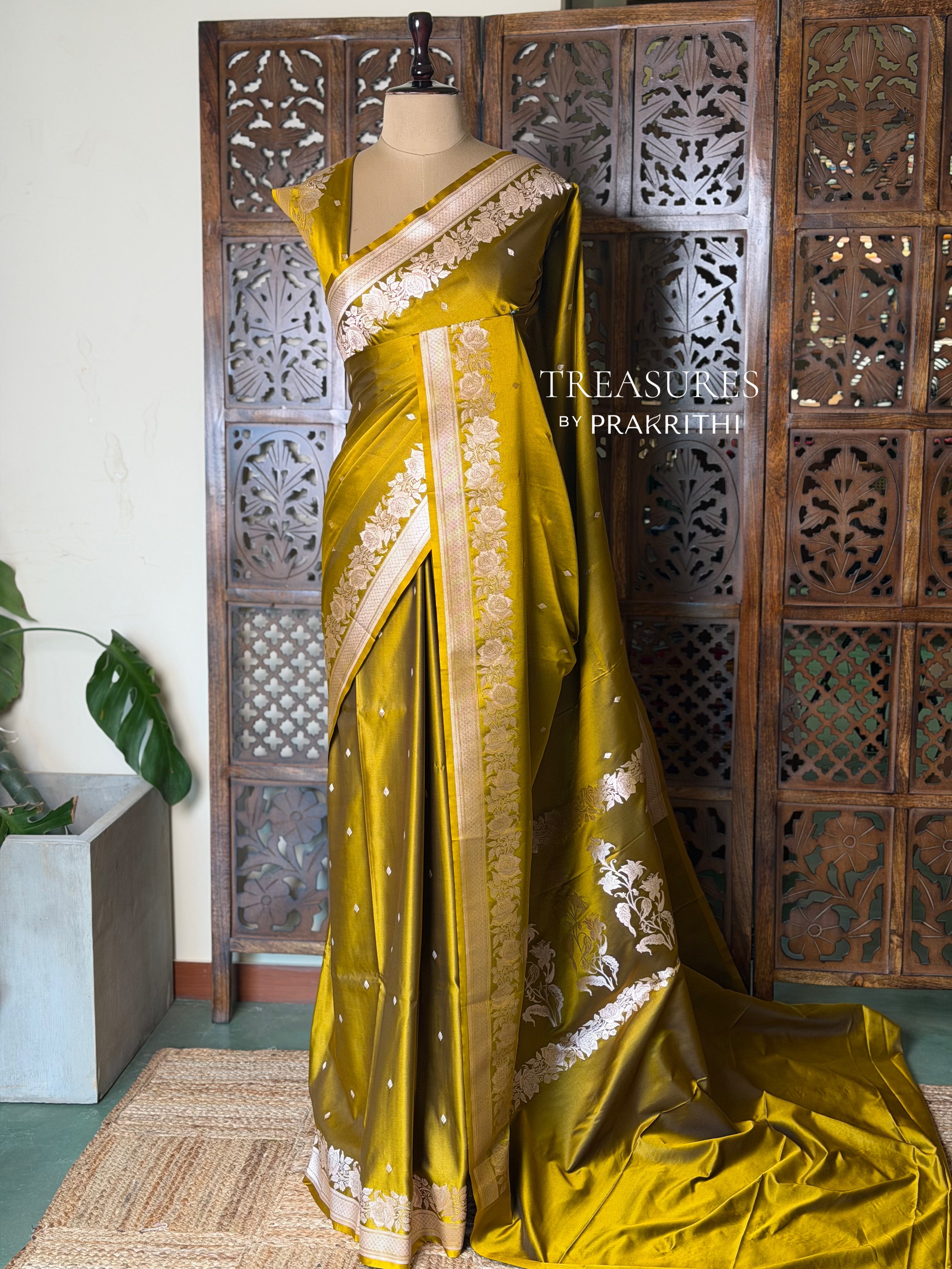 Olive Green pure zatin Banarasi silk saree - RAZ2J