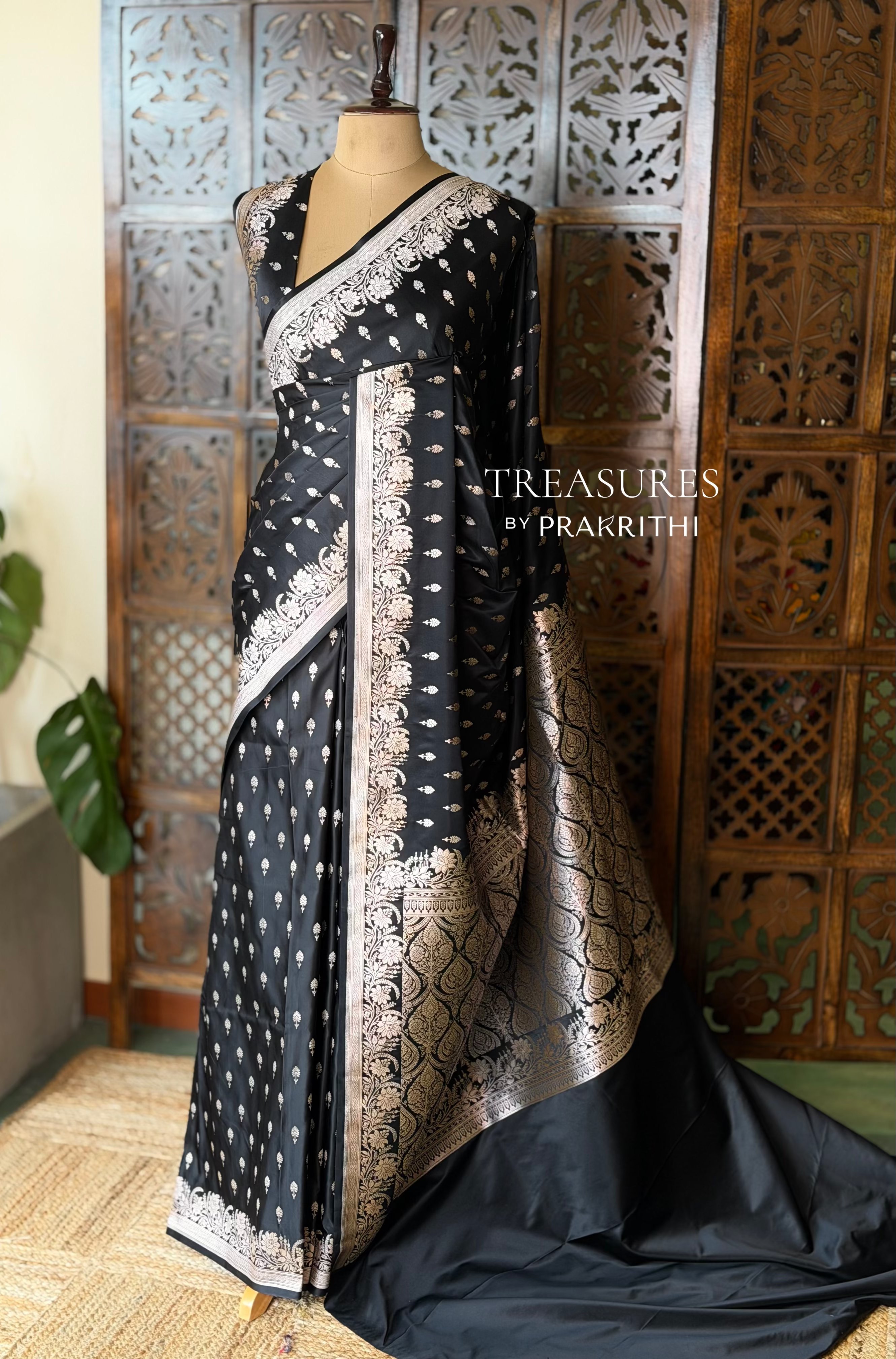 Black zatin Banarasi silk saree - RAZ1II