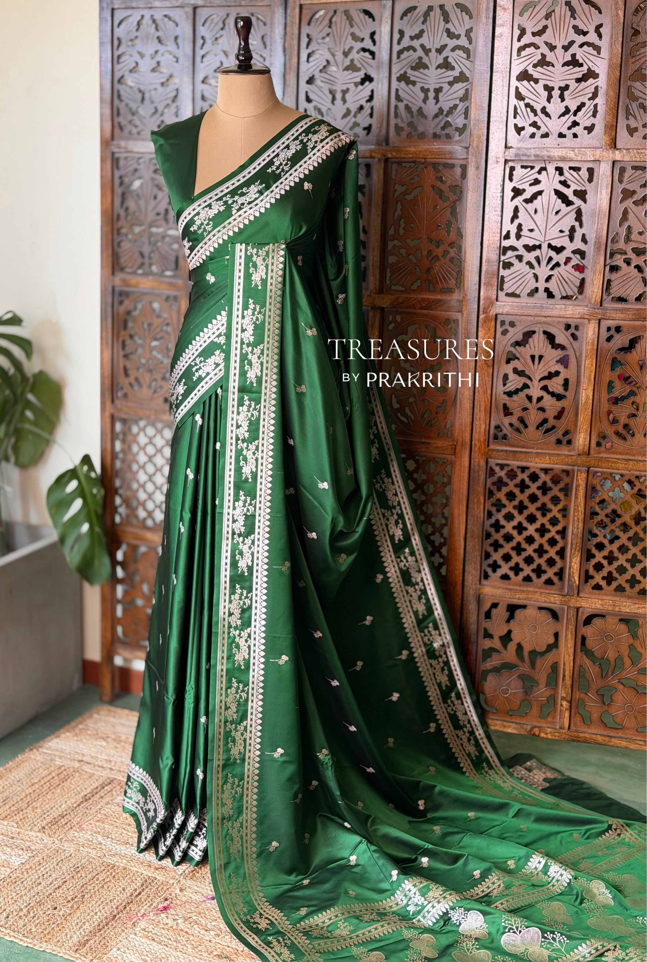 Green zatin Banarasi silk saree - RAZ1IE