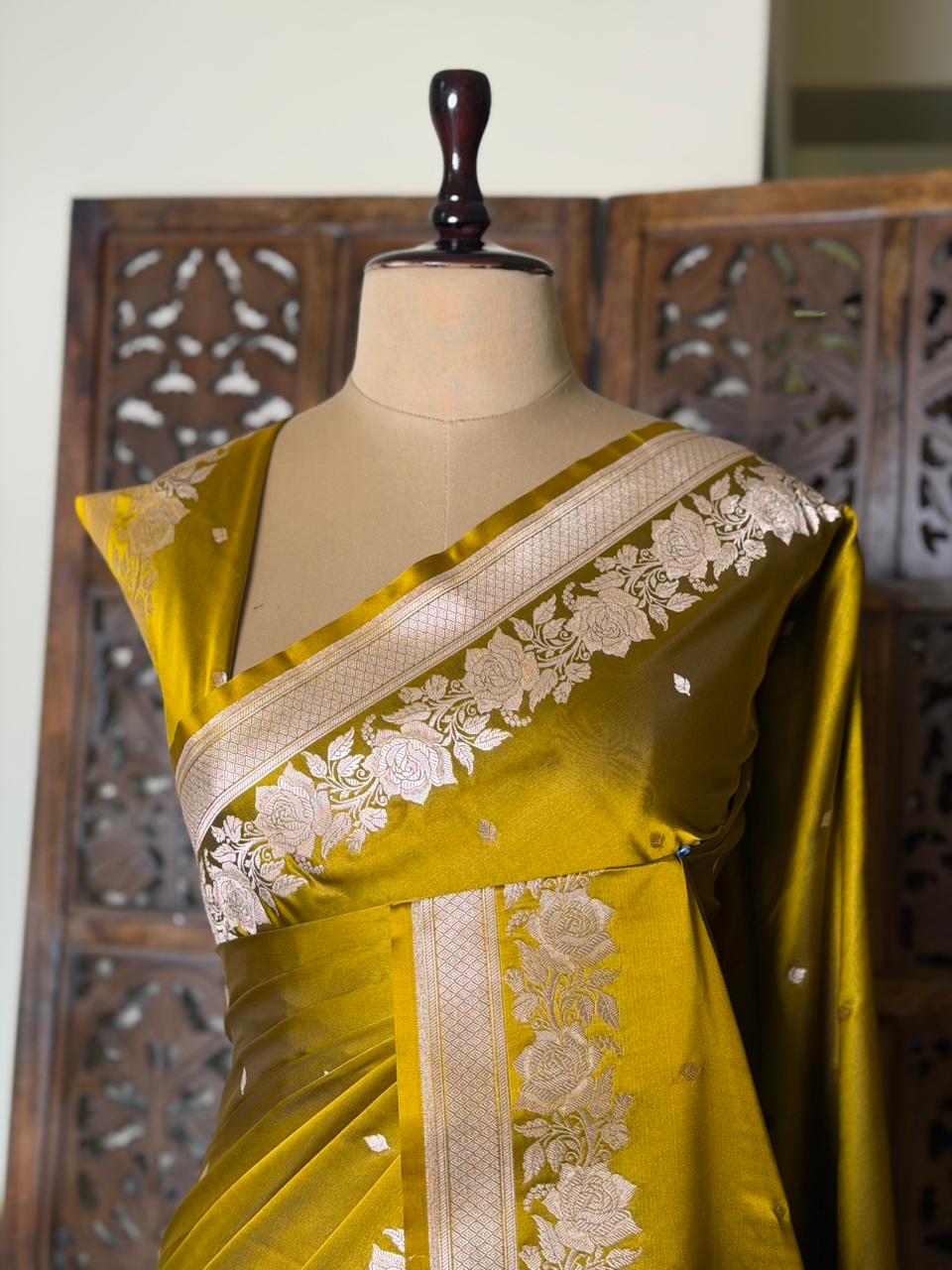 Olive Green pure zatin Banarasi silk saree - RAZ2J