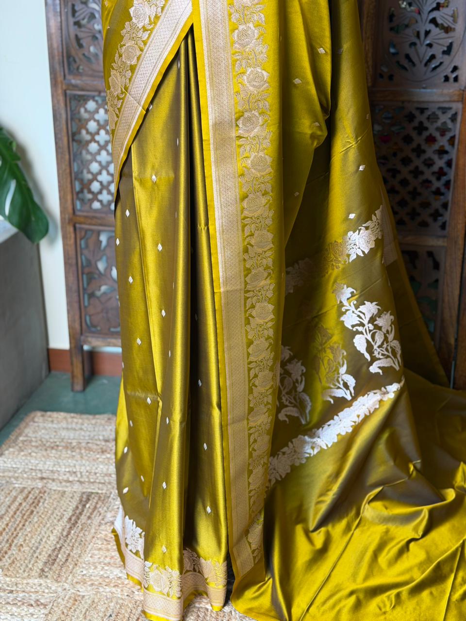 Olive Green pure zatin Banarasi silk saree - RAZ2J
